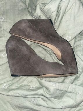 Pour La Victoire Gray Suede Wedge Pointed Toe Pumps Women's 10